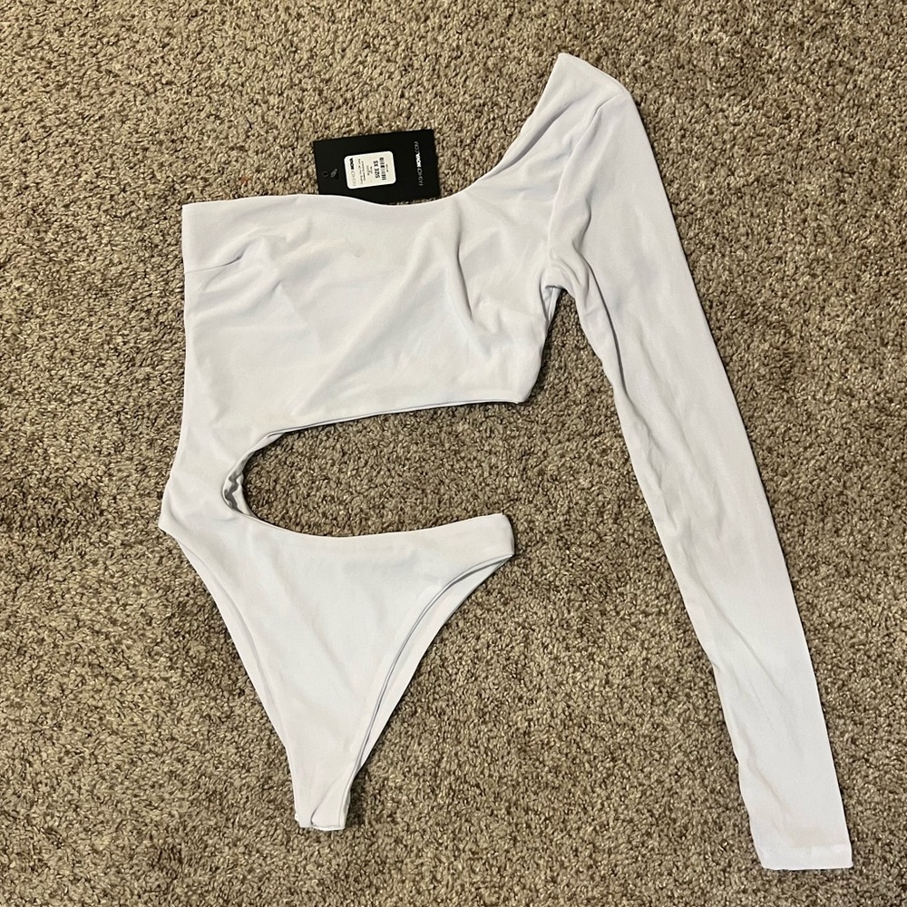 Fashionnova White Long sleeve cutout body suit. Size XS. Never worn! NWT